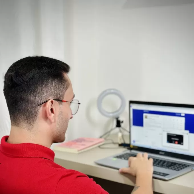 Psicólogo em Campo Grande MS - Marcos Georges - Benefícios da Terapia Online  - ©pressfoto - FreePik  